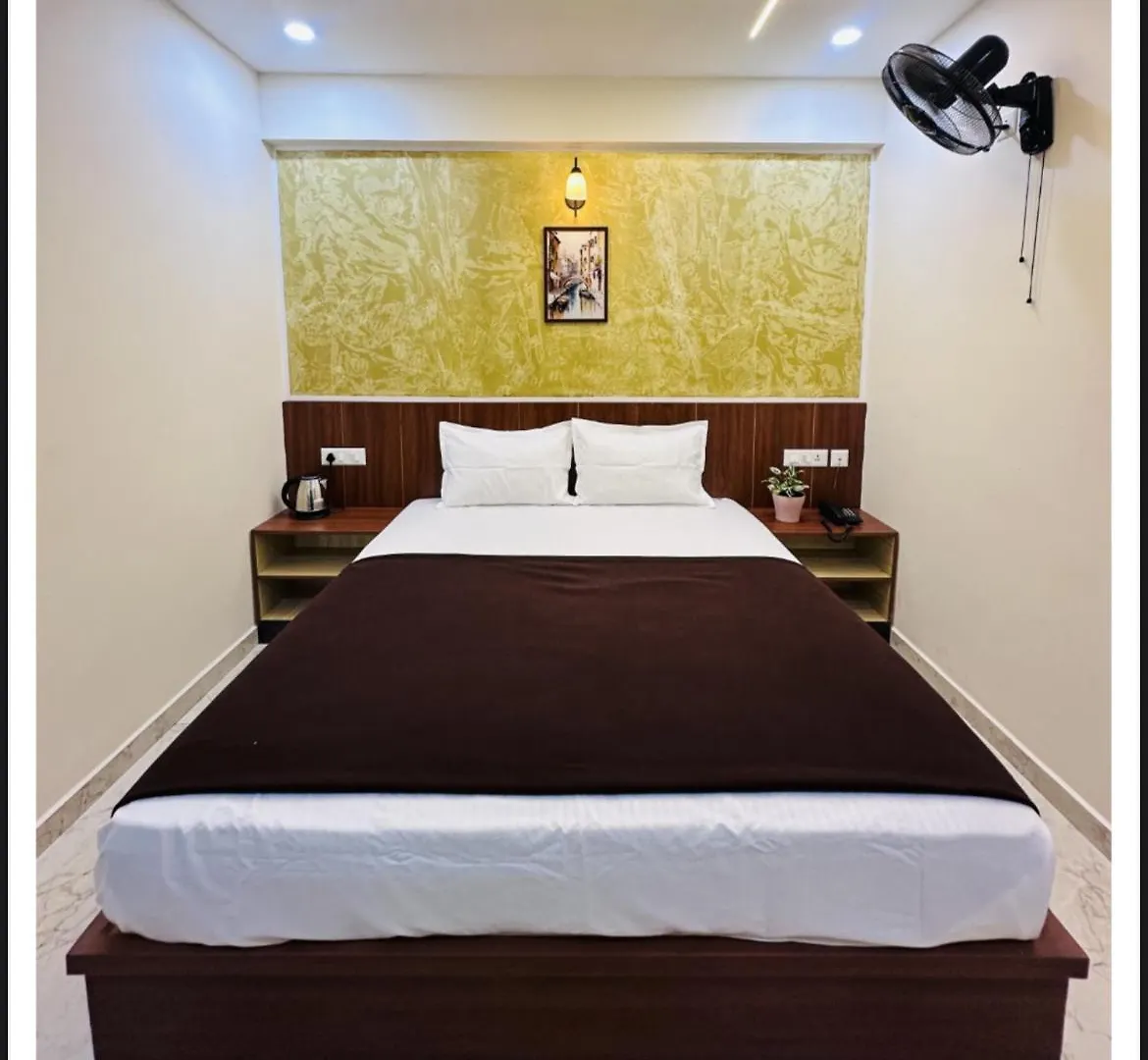 Sara Archid Hotel Kommeri