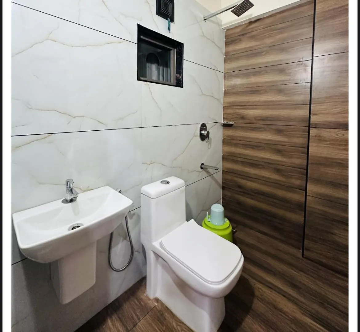 Sara Archid Hotel Kommeri
