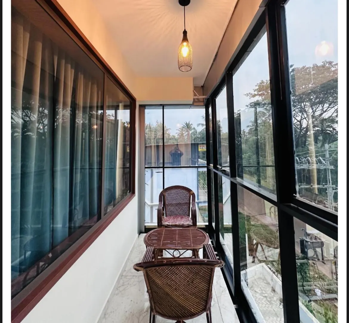 Sara Archid Hotel Kommeri
